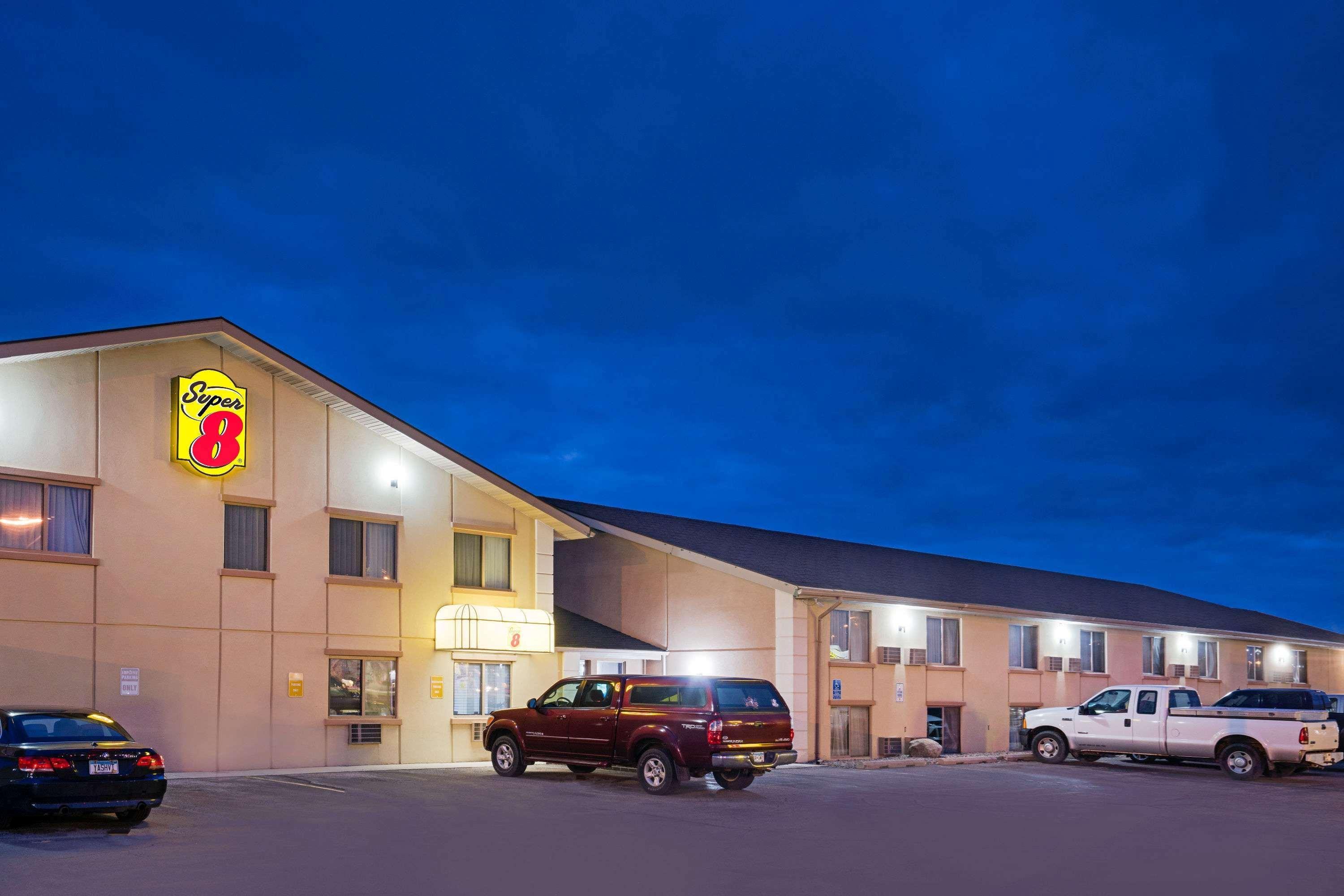 Super 8 By Wyndham Marshall Mn Hotel Exterior photo